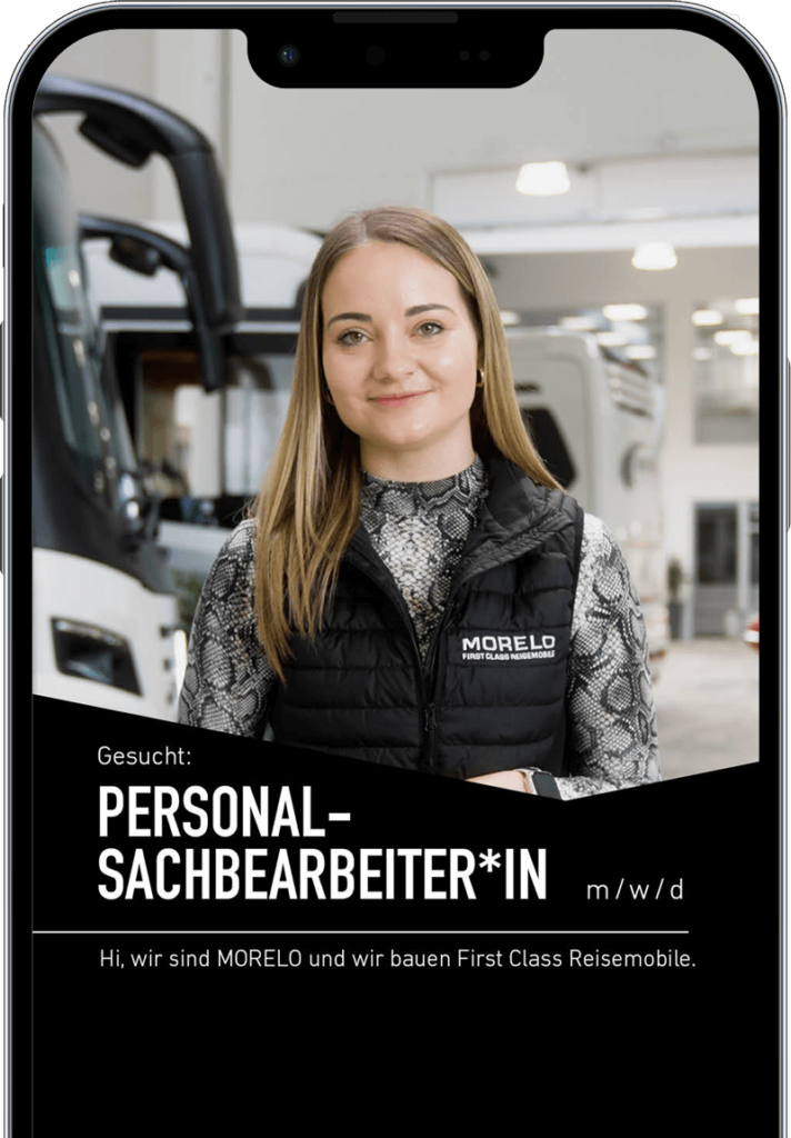 Social-Recruiting-Anzeige im Handy-Mockup: Frau lächelt. Personalsachbearbeiter bei MORELO Reisemobile gesucht.